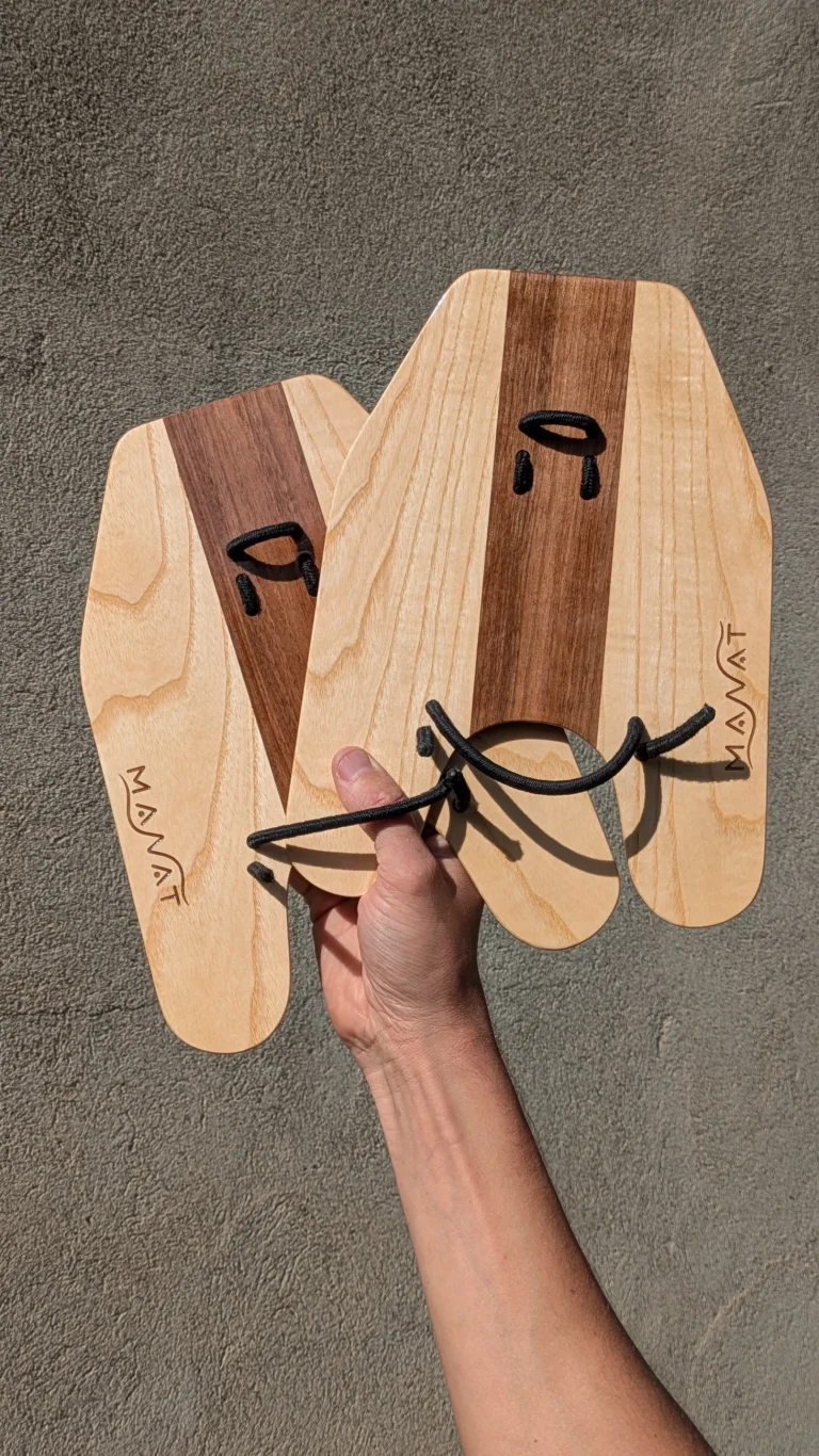 Paire de plaquettes MANAT en bois avec cordons, tenue à la main